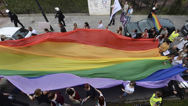 Pvrenci a odprci sexulnch menin, oznaovanch zkratkou LGBT, demonstrovali ve stedopolskm Plocku. (10. srpna 2019)