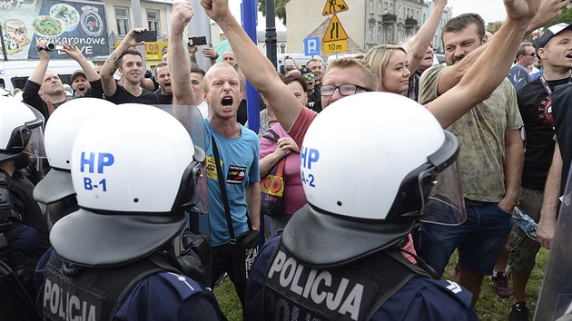 Přívrženci a odpůrci sexuálních menšin, označovaných zkratkou LGBT, demonstrovali ve středopolském Plocku. (10. srpna 2019)