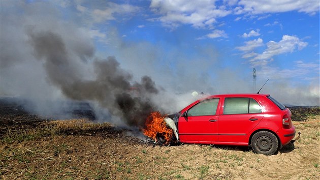 Ve Vtkovicch na Opavsku hoelo auto, plameny se rozily na strnit (11.8.2019).