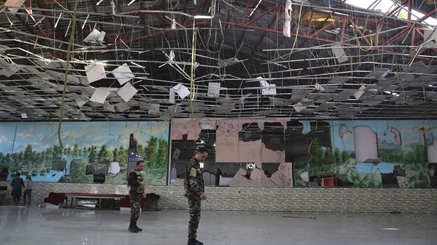 Znien budova po toku sebevraednho atenttnka na svatb v Kbulu. Vbuch si vydal destky mrtvch. Na mst jsou nyn vojci. (18.8.2019)