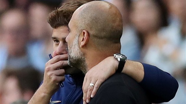 Mauricio Pochettino, trenér Tottenhamu Hotspur (vpravo) drží kolem ramen Pepa Guardiolu Manchesteru City poté, co rozhodčí neuznal City v nastavení gól na 3:2.