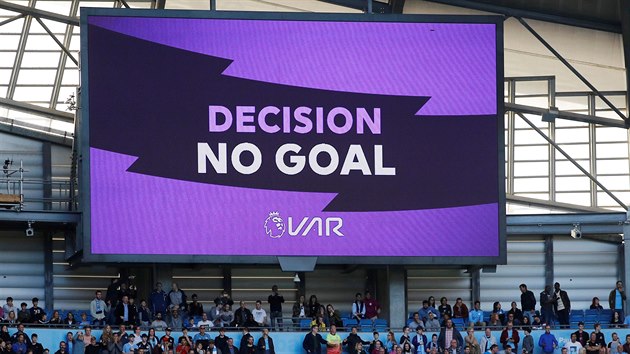 Gól neplatí, oznamuje světelná tabulce na stadionu Manchesteru City poté, co videorozhodčí v nastavení duelu proti Tottenhamu viděl přestupek obránce Laporteho, který zahrál rukou.