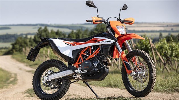 Motocykly KTM zvládají motokrosové i motorkářské dráhy - iDNES.cz