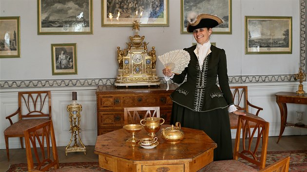 Při speciální prohlídce zámku Krásný Dvůr návštěvníky provede Šárka Kovaříková jako hraběnka Marie Terezie Černínová .