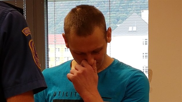 Ukrajinec Andrii Matsola ped steckm krajskm soudem (14. srpna 2019).