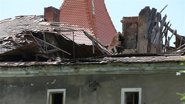 V sobotu odpoledne se na zmku v Miroovicch nedaleko Hrobic na Teplicku, kter je u dlouho v havarijnm stavu, ztila st stechy. (16. srpna 2019) 