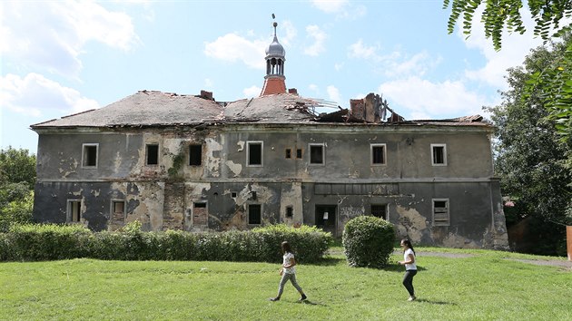 Spolek Kampanila Malhostice nechal v roce 2006 opravit stechu viky, na vc u mu ale nezbylo. 