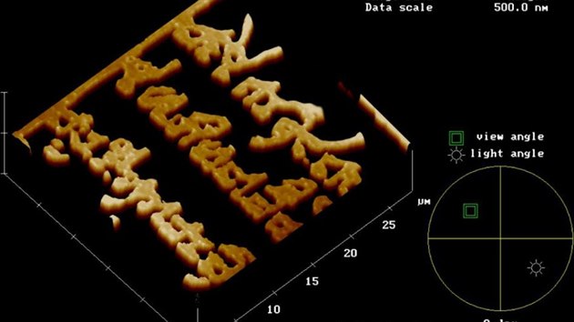 Detail oblasti o velikosti 25 mikron pod mikroskopem atomrnch sil. Zbr ukazuje ostrost, s jakou jsou psmena vykreslena. Princip je podobn, jako u klasickho tiskaskho lisu, co usnaduje tvorbu kopi.