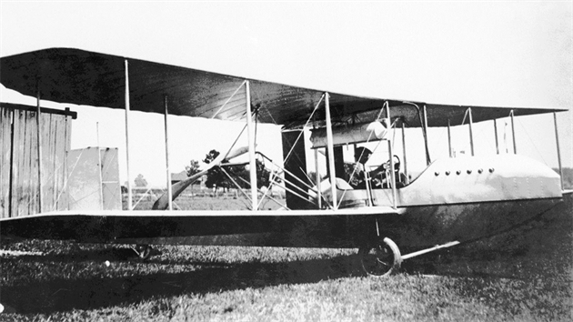 V roce 1914 vyjel z dílny bratrů Wrightových první letoun s trupem. „Model F“ byl z větší části z hliníku, což mu vyneslo přezdívku „plechová kráva“. Z dnešního pohledu šlo o krok směrem k moderním letadlům.
