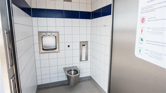 Toalety jsou automatick� v proveden� antivandal.