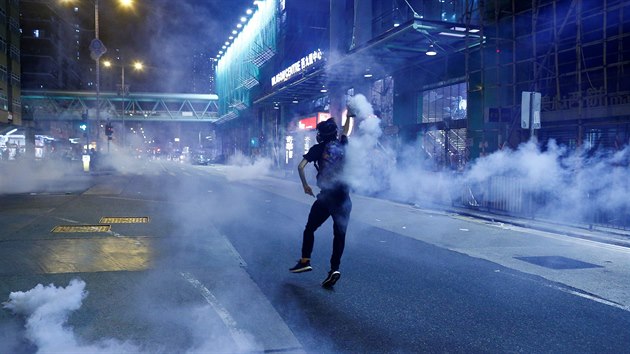 Pouit slznho plynu pi nepokojch v Hongkongu (14. 8. 2019)