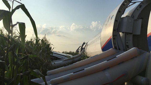 Letadlo Airbus A321 po pistn v poli u Moskvy vysunulo nouzov nafukovac skluzavky. (15. 8. 2019)