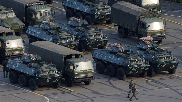 nt vojci se v en-enu chystaj na ppadn zsah v Hongkongu. (15. srpna 2019)