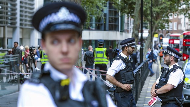 Britsk policie vyetuje ppad pobodn lovka ped ministerstvem vnitra v Londn. (15. 8. 2019)
