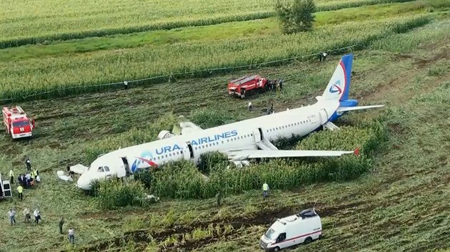 Rusk letadlo po nouzovm pistn v kukuinm poli u Moskvy (15. 8. 2019)