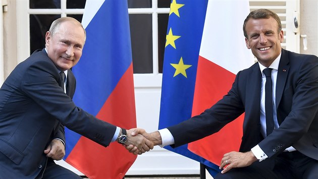 Vladimir Putin a Emmanuel Macron si podávají ruce na setkání v jižní Francii. (19.8.2019)