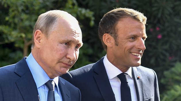 Francouzský prezident Emmanuel Macron na setkání s ruským protějškem Vladimirem Putinem v jižní Francii (19. srpna 2019)