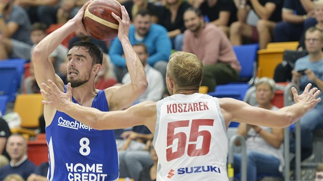 esk basketbalista Tom Satoransk (vlevo) a Lukasz Koszarek z Polska.