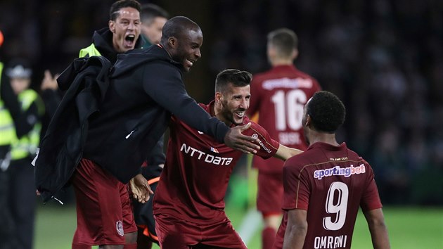 Fotbalist rumunsk Klue se raduj z glu Billela Omraniho.