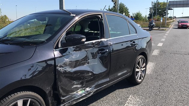 V Proseck ulici se srazila motorka policie s osobnm autem. (15.8.2019)