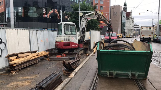Propadl silnice u metra Vysoansk. (19. 8. 2019)