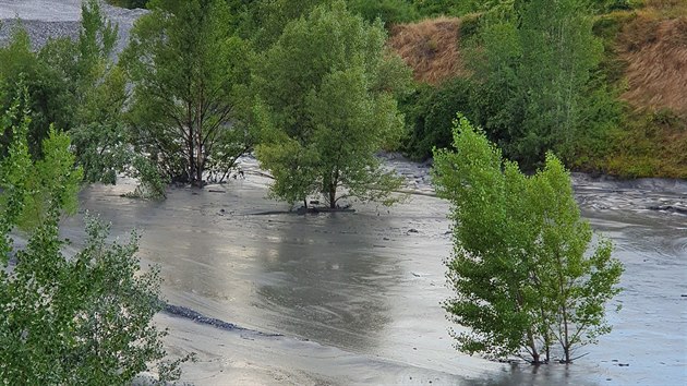 Prudk pvalov det v okol vcarskho msta Chamoson pemnily o vkendu poklidnou horskou eku Losentze v rozbouen ivel.