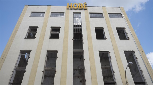 Hlavn budovu pardubick likrky Hob zaal rozebrat demolin bagr.(13. srpna 2019)
