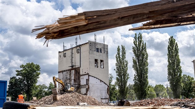 Bhem odpoledne zmiz zhruba deset metr budovy bvalho lihovaru. (13. srpna 2019)