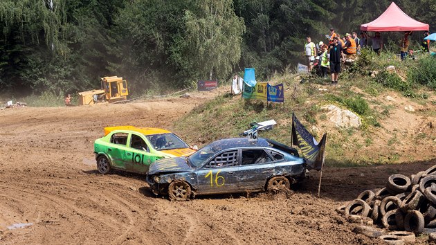 V arelu bval pskovny v Mohelnici se uskutenily demolin zvody autovrak. V sobotu byly na programu zvody na rychlost rodeocross, v nedlnm demolinm derby (na snmku) lo o to vyadit co nejvc soupe.