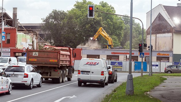 Na kiovatce ulic Velk Novosady, Kojetnsk a Komenskho nedaleko perovskho ndra a pivovaru probh demolice t dom, kter stoj v cest vstavb vnitnho prtahu mstem. Takzvan prpich by ml bt dokonen v roce 2021 a je jednm z opaten ke zlepen patn dopravn situace ve mst.