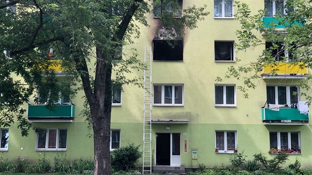 Plameny zniily v perovsk ulici Interbrigadist byt panelovho domu. Hasii s policisty z budovy evakuovali 16 lid, tyi z nich utrpli zrann.