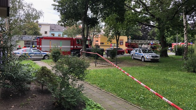 Plameny zničily v přerovské ulici Interbrigadistů byt panelového domu. Hasiči s policisty z budovy evakuovali 16 lidí, čtyři z nich utrpěli zranění.
