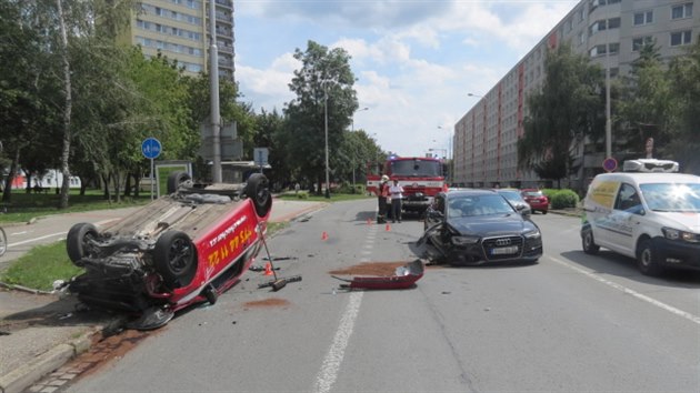 idi se v Perov otel pes plnou ru, co vedlo ke srce s dalm autem a to pot skonilo pevrcen na stee.