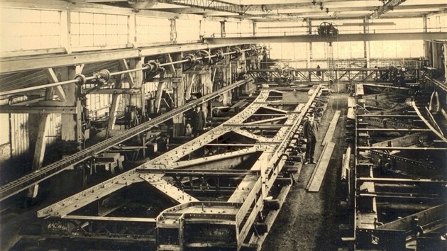 Historická fotografie zachycující výrobu a montáž mostu v železárnách podnikatelského rodu Kleinů v Sobotíně na Šumpersku