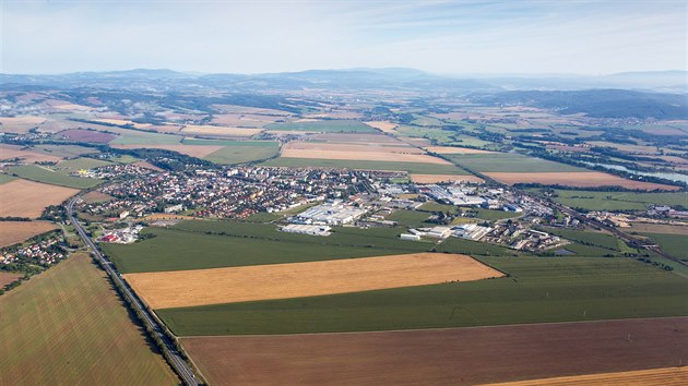 ��astn�k�m balonov� fiesty startuj�c�m od hradu Bouzova na Olomoucku se i letos naskytly �chvatn� pohledy na pam�tku a jej� okol� i krajinu. Na sn�mku m�sto Mohelnice a okoln� pole.