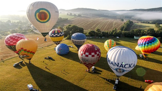 Účastníkům balonové fiesty startujícím od hradu Bouzova na Olomoucku se i letos naskytly úchvatné pohledy na památku a její okolí i krajinu. Na snímku hromadný start horkovzdušných balonů.