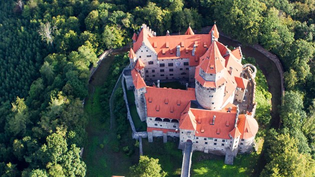 ��astn�k�m balonov� fiesty startuj�c�m od hradu Bouzova na Olomoucku se i letos naskytly �chvatn� pohledy na pam�tku a jej� okol� i krajinu.
