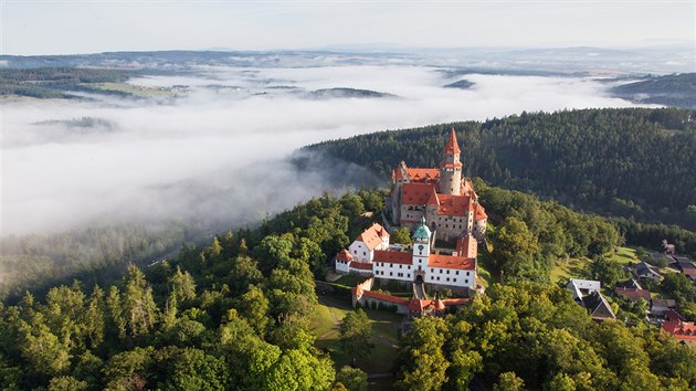 Účastníkům balonové fiesty startujícím od hradu Bouzova na Olomoucku se i letos naskytly úchvatné pohledy na památku a její okolí i krajinu.