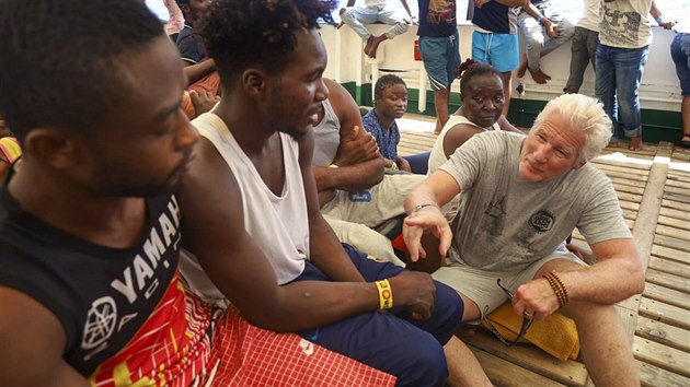 Richard Gere navštívil humanitární loď španělské nevládní organizace Proactiva Open Arms s africkými migranty (Itálie, Lampedusa, 9. srpna 2019)