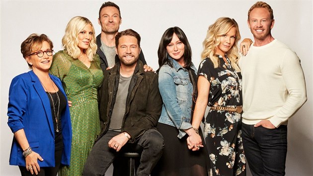 Herci ze serilu Beverly Hills 90210 v roce 2019: Gabrielle Carterisov, Tori Spellingov, Brian Austin Green, Jason Priestley, Shannen Doherty, Jennie Garthov, Ian Ziering (7. srpna 2019)