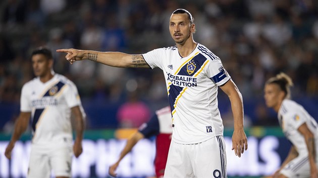 Zlatan Ibrahimovic usmruje spoluhre z LA Galaxy.