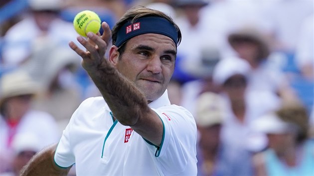 Roger Federer servruje na turnaji v Cincinnati.