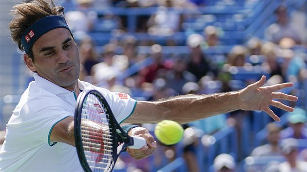 Roger Federer returnuje na turnaji v Cincinnati.