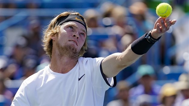 Andrej Rubljov servruje na turnaji v Cincinnati.