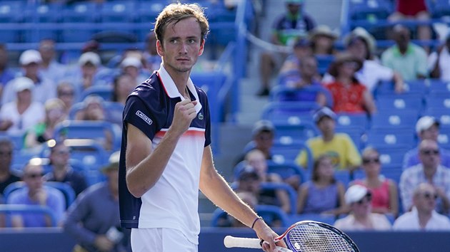 Rusk tenista Daniil Medvedv se raduje ve finle turnaje v Cincinnati.