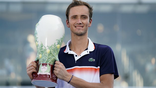 Rusk tenista Daniil Medvedv s trofej pro vtze turnaje v Cincinnati.