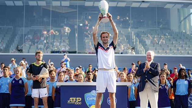 Rusk tenista Daniil Medvedv s trofej pro vtze turnaje v Cincinnati.