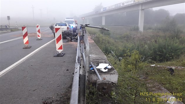 Pi nehod u Plan na Tachovsku se v osobnm vozidle zranili ti lid. Auto spadlo z mostu a skonilo na stee.