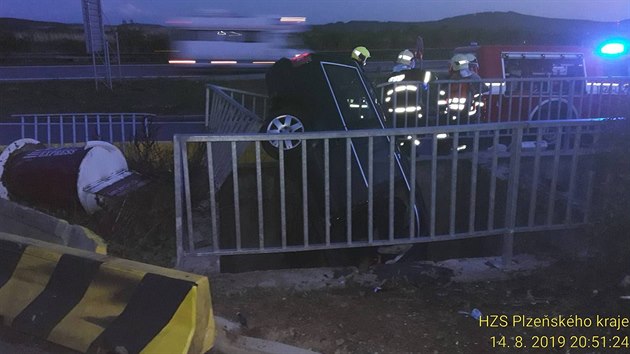 Nehoda na dálnici D5 u Rokycan. Řidič sjížděl k čerpací stanici, nezvládl ale řízení a spadl do retenční  nádrže.