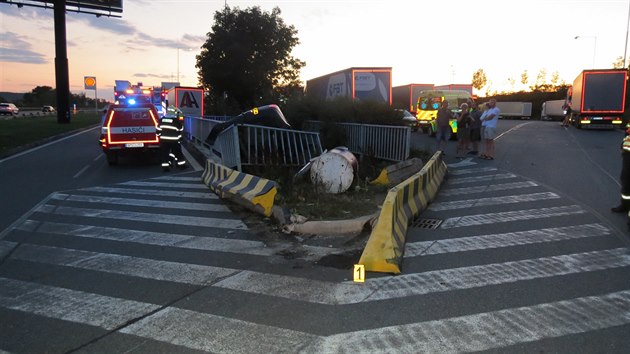 Nehoda osobního vozidla na dálnici D5 u Rokycan. Řidič sjížděl k čerpací stanici, nezvládl řízení a spadl do retenční nádrže.